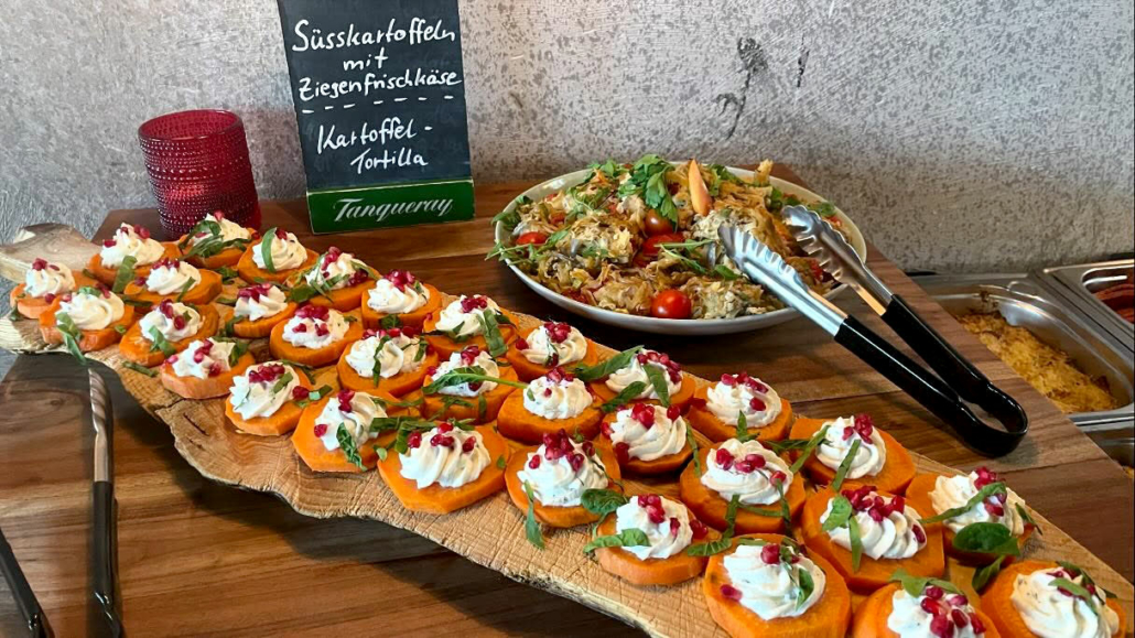 SONNENDECK Restaurant in Berlin direkt an der Spree SONNENDECK Restaurant in Berlin direkt an der Spree